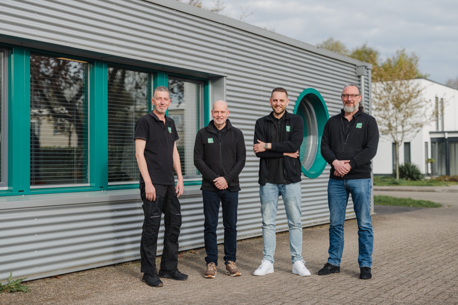 Team D&B voor het gebouw