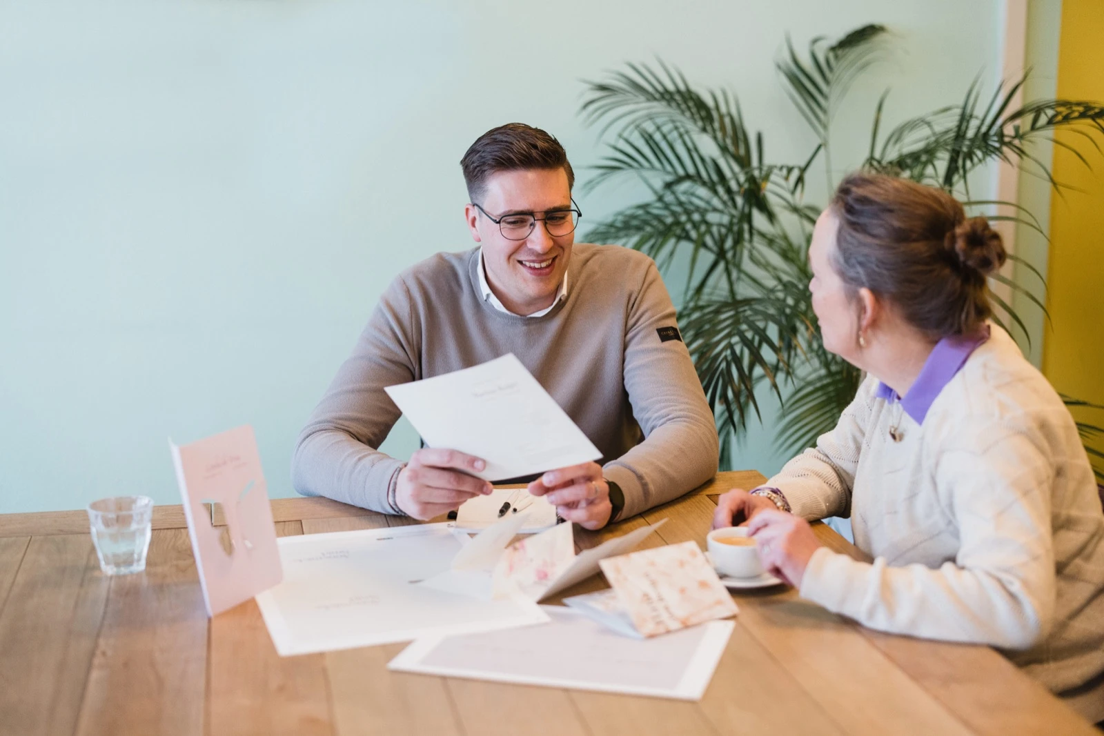 Beeldbewerking voor rouwdrukwerk op laptop