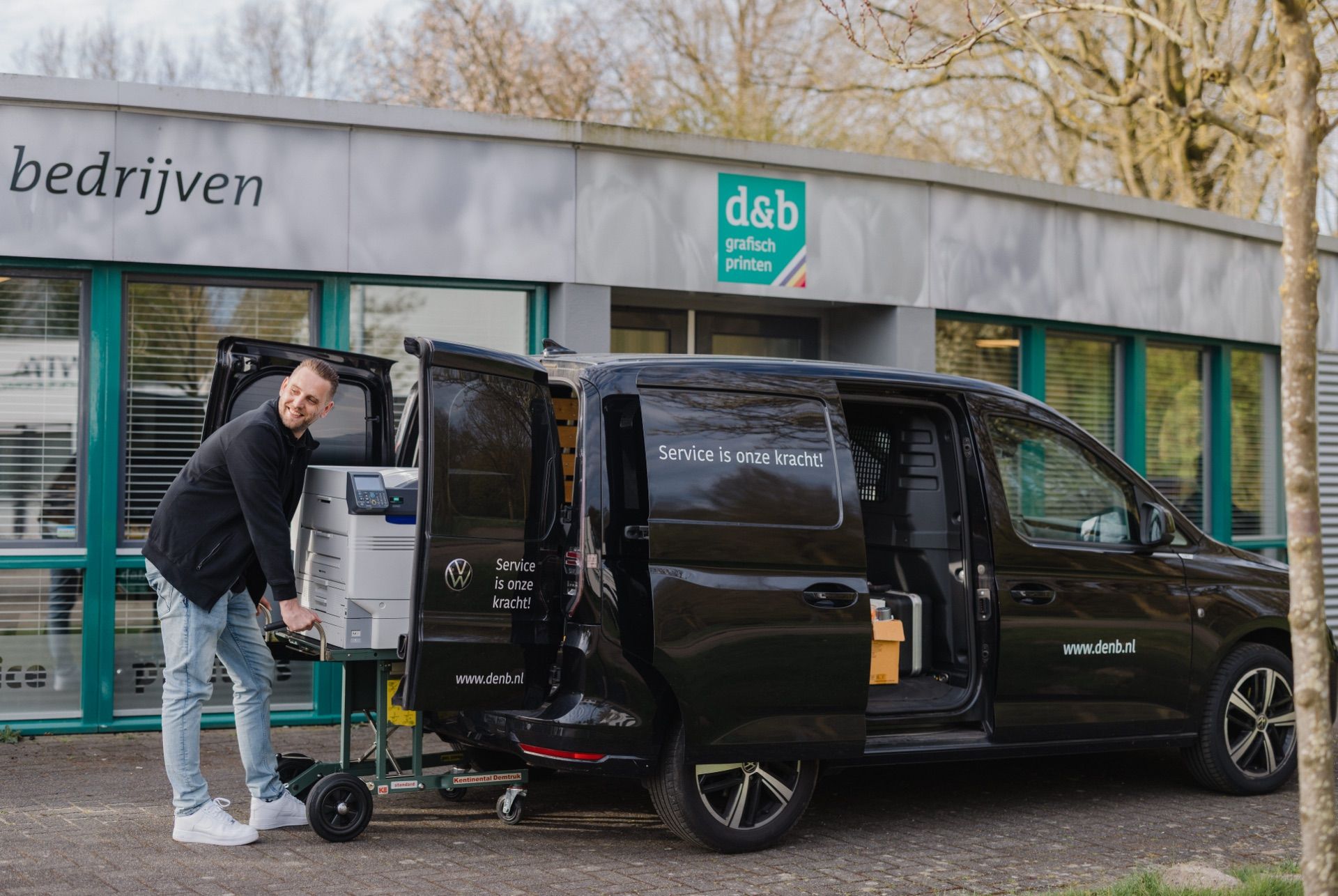 D&B technicus levert een professionele printer voor rouwdrukwerk