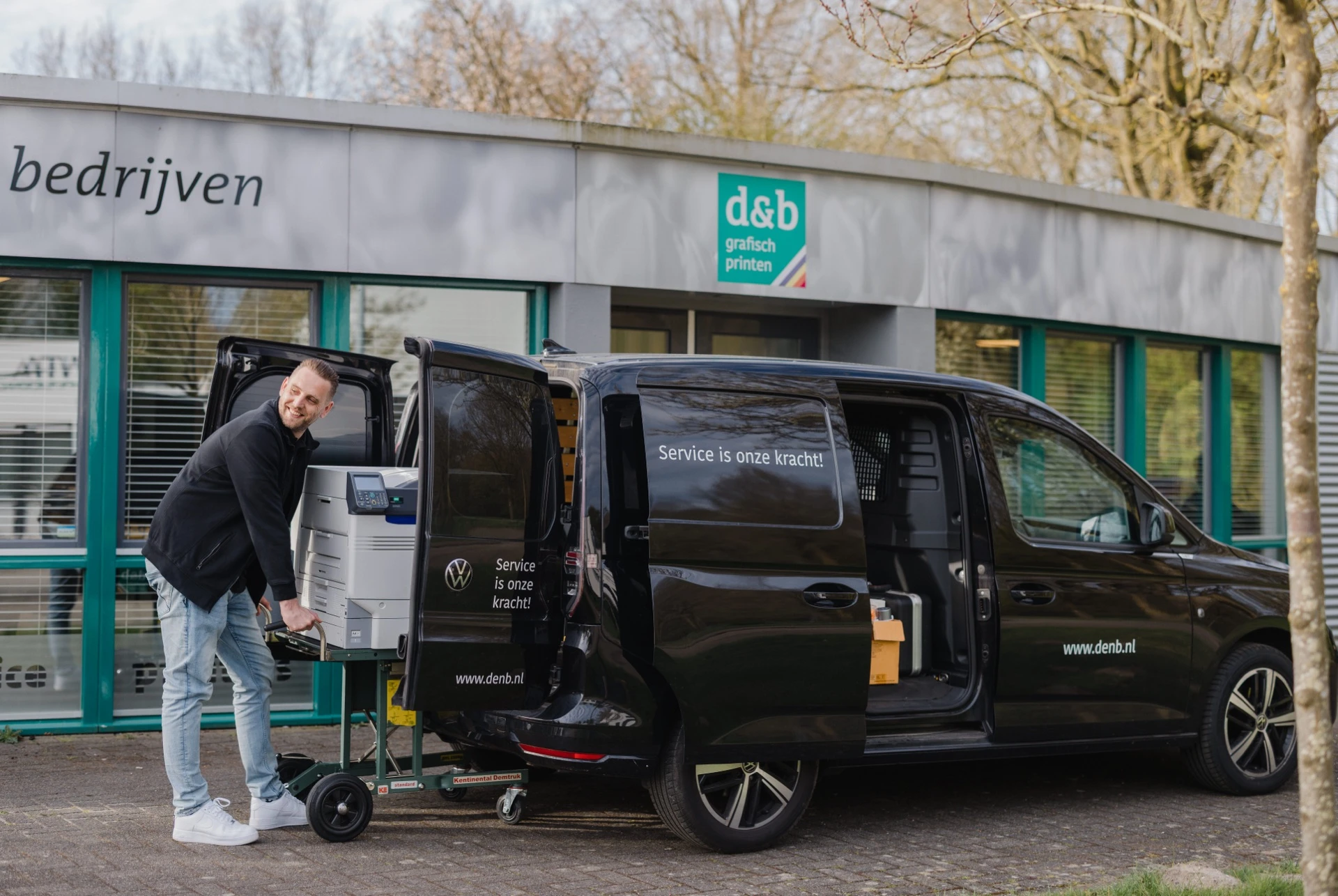 D&B technicus levert een professionele printer voor rouwdrukwerk