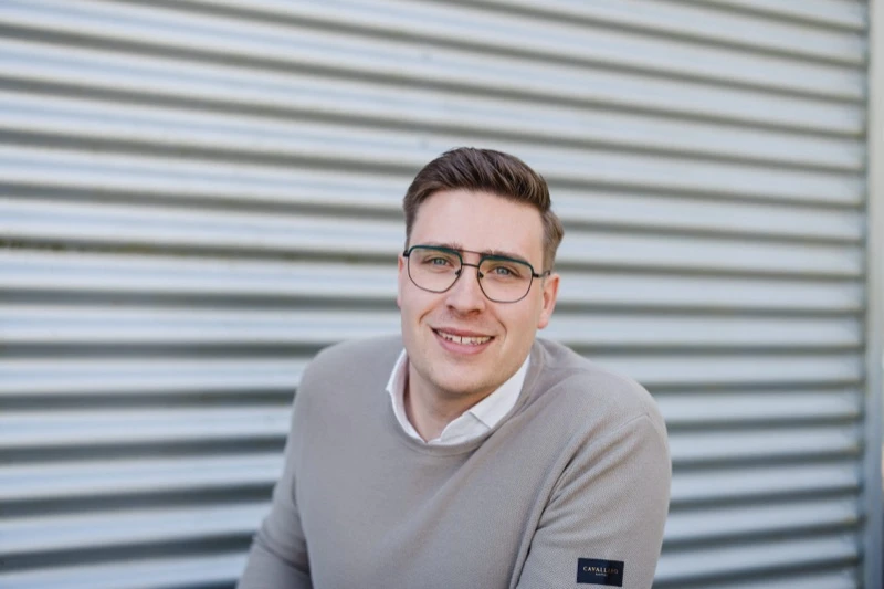 Axl, account manager