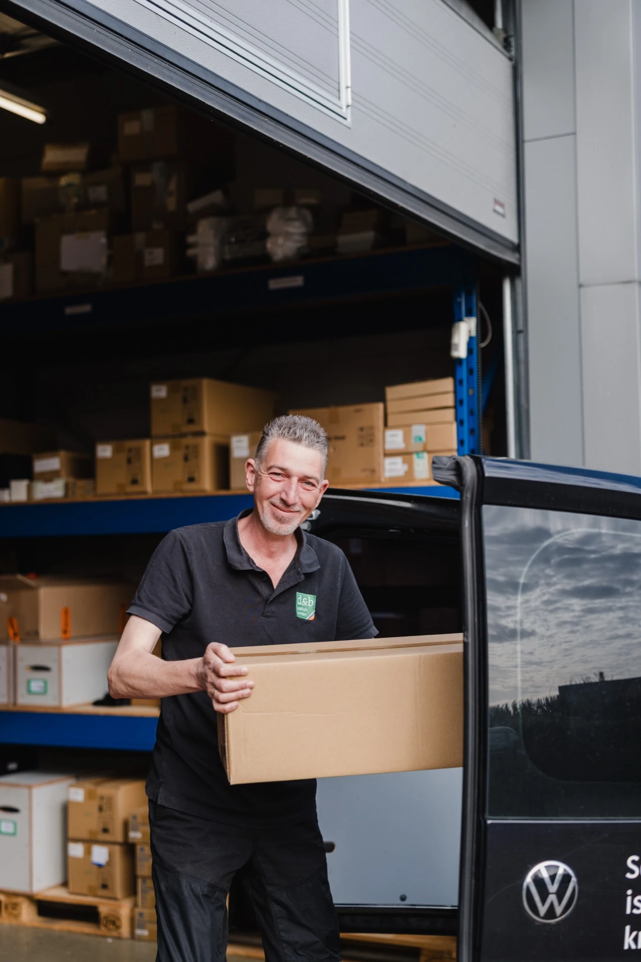 Medewerkers bij printer in showroom