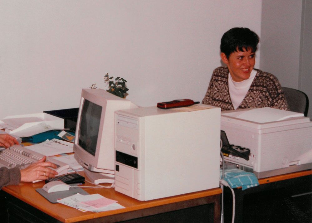 Vrouw Ellen ondersteunt in de administratie